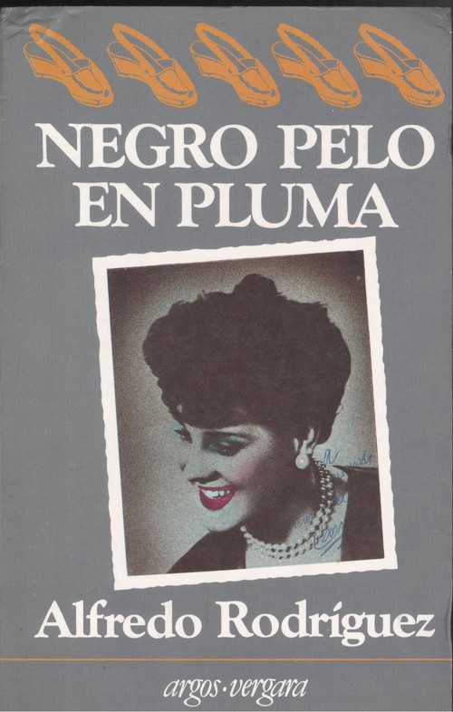 Negro pelo en pluma