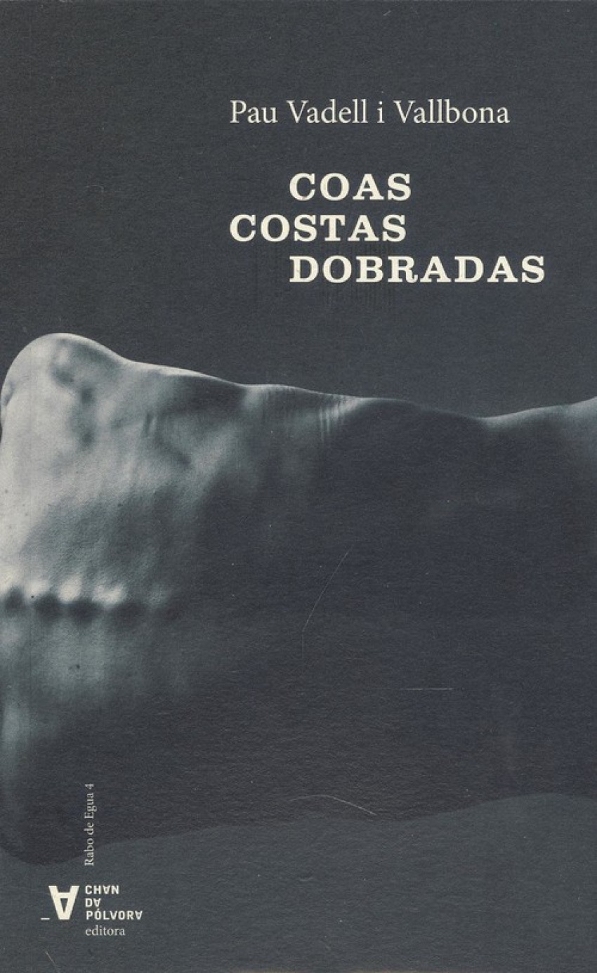 Coas costas dobradas