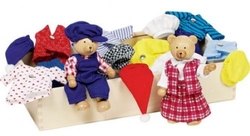 FAMILIA DE OSOS E CAIXA CON ROUPA BENNA & BENNOH