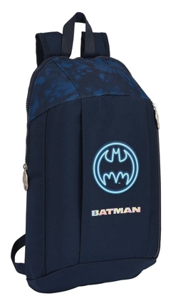 MINI MOCHILA CREMAL. VERTICAL BATMAN LEGENDARY 22X39X1CM