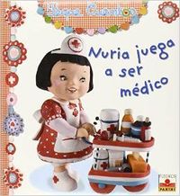 Nuria juega a ser médico