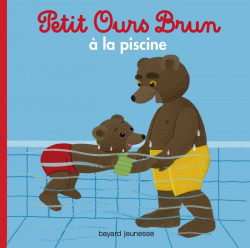 Petit ours brun a la piscine