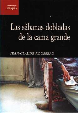 Las sábanas dobladas de la cama grande