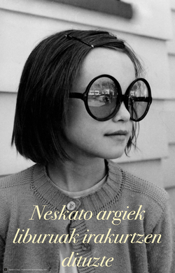 "Neskato argiek liburuak irakurtzen dituzte" kartela