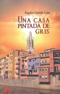 UNA CASA PINTADA DE GRIS