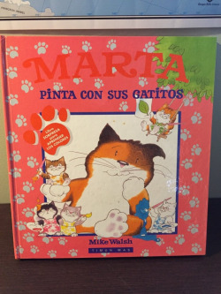 MARTA PINTA CON SUS GATITOS
