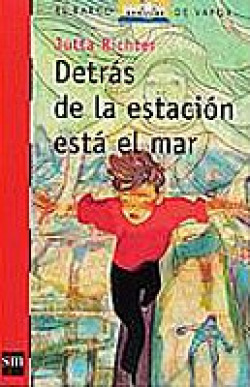 Detrás de la estación está el mar