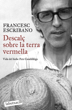 Descalç sobre la terra vermella.