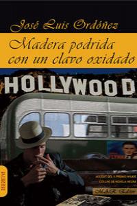 Madera podrida con clavo oxidado