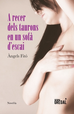 A recer dels taurons en un sofà d'escai
