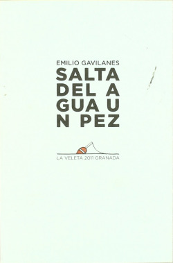 Salta del agua un pez
