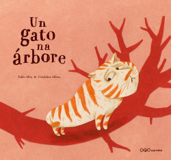 UN GATO NA ÁRBORE