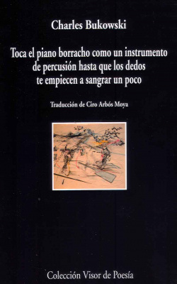 Toca el piano borracho como un instrumento de percusión